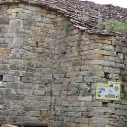 48_3_casas_san_aventin_iglesia (1)